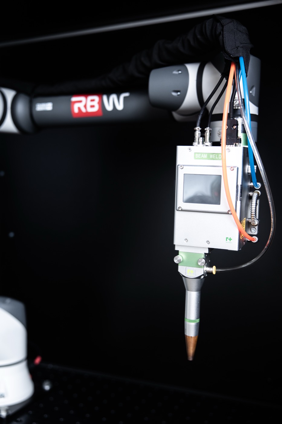 Laserschweißkopf an einem Schweißroboter in der automatisierten Fertigung