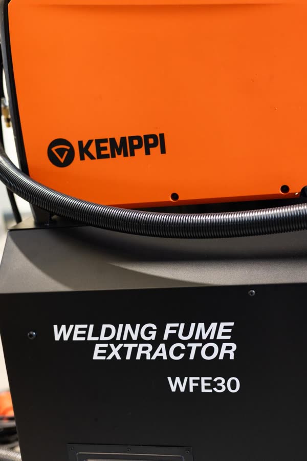 Filteranlage Welding Fume Extractor WFE30 unter der Stromquelle