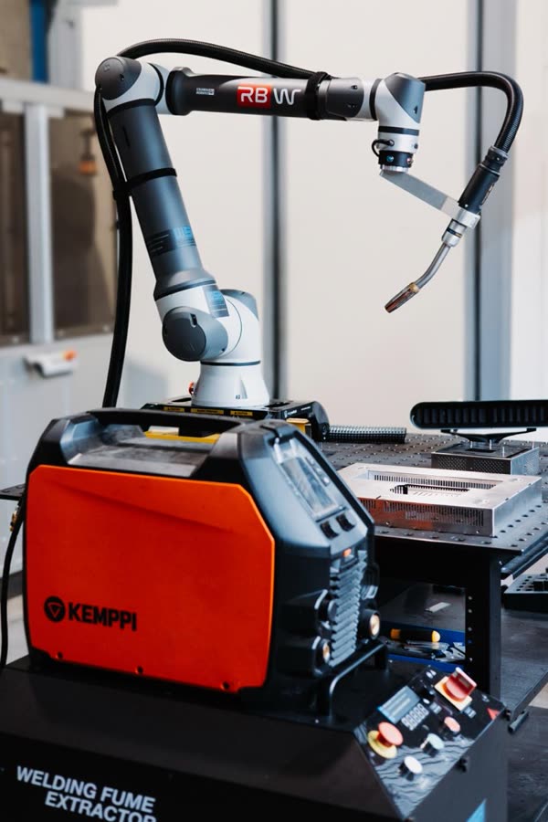 Komplette Cobot-Schweißzelle mit Stromquelle und Absaugung