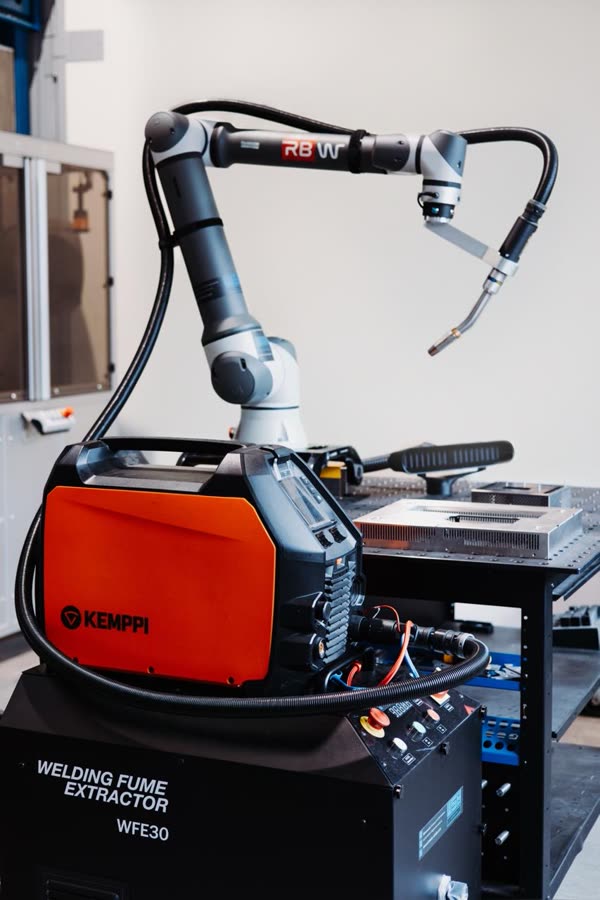 Cobot-Anlage aufgebaut in der Werkstatt