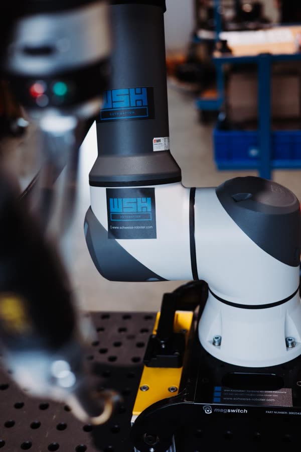 Magnetbasis und Roboterfuß auf dem Spanntisch
