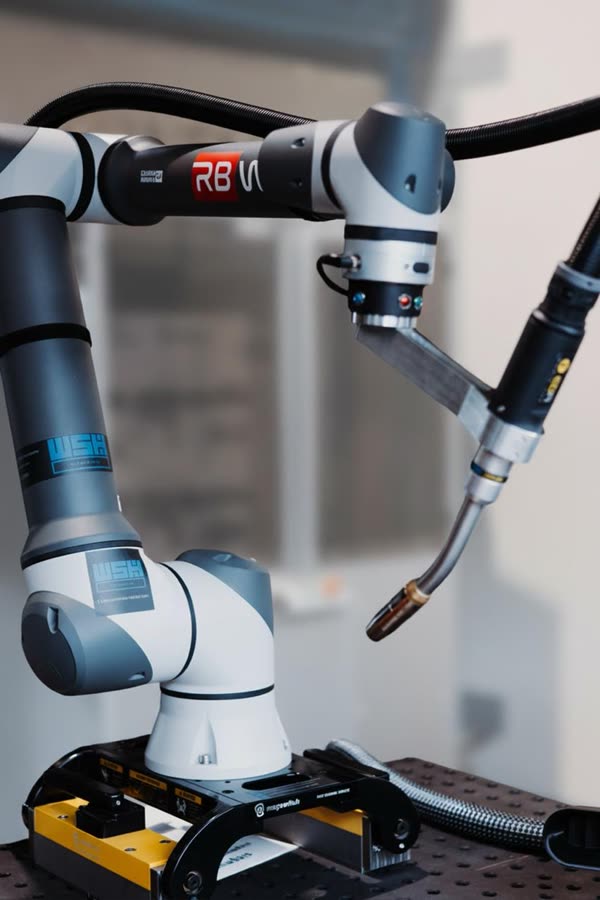 RBW Cobot mit Schweißbrenner auf der Magnetbasis über dem Spanntisch