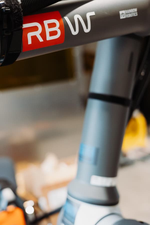 RBW Schriftzug am Roboterarm, dahinter die Kemppi Stromquelle