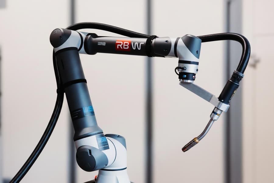 RBW Cobot mit Schweißbrenner am Handgelenk
