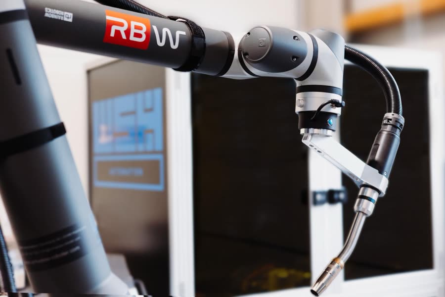 RBW Cobot mit Schweißbrenner über dem Spanntisch