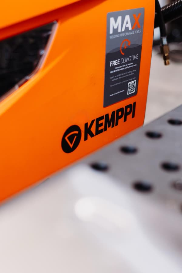 Kemppi Stromquelle der MA-Reihe am Spanntisch