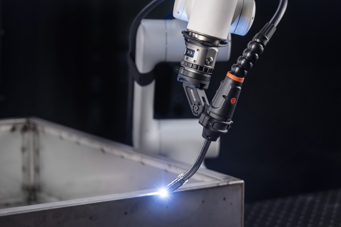 Laserschweißkopf beim Schweißen einer Naht auf Edelstahl