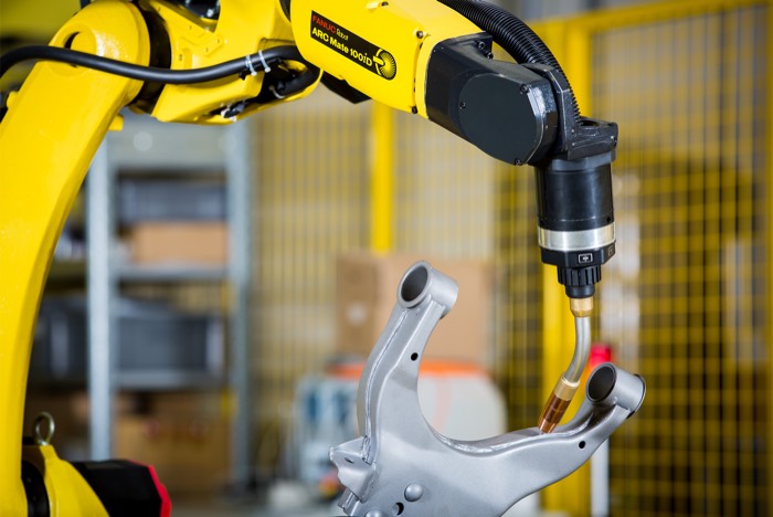 Roboter schweißt ein Bauteil