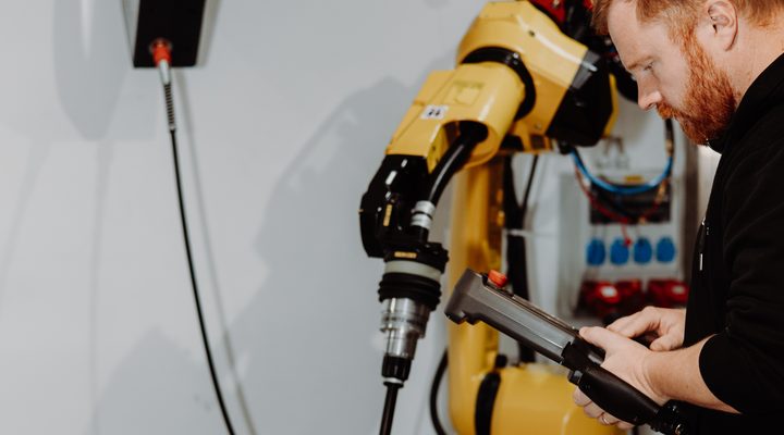 Fanuc Roboter mit Positionierer beim Einlernen