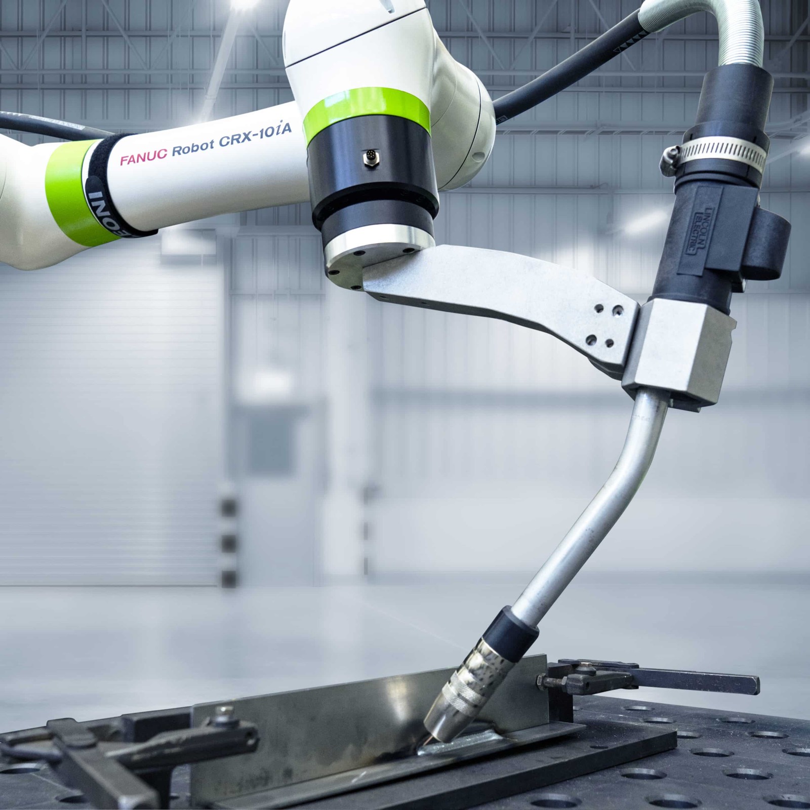 Fanuc Cobot CRX-10iA beim automatisierten Schweißen eines Bauteils auf dem Schweißtisch