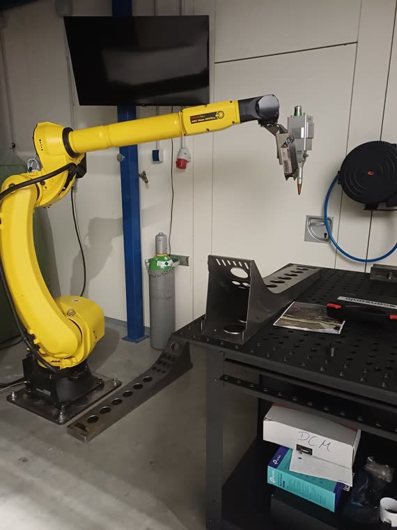 FANUC ArcMate Roboter mit Laseroptik am Schweißtisch