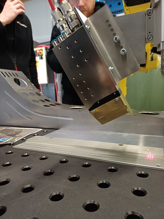 Scansonic Laseroptik mit sichtbarer roter Messlinie über dem Bauteil