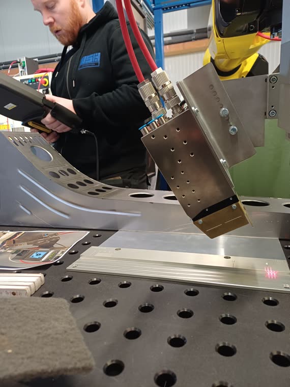 Einlernen der Schweißbahn am Bediengerät des Roboters