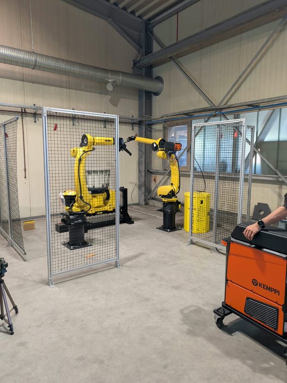 Roboterzelle bei Plumenhoff Maschinenbau mit Schutzzaun und Kemppi AX Stromquelle