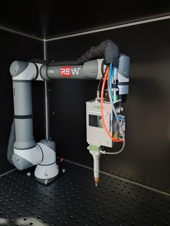 RBW Roboter mit Laseroptik in der kompakten Laserschutzkabine