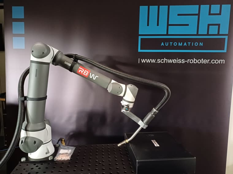 RBW Schweißroboter mit Brenner vor der WSH Automation Messewand