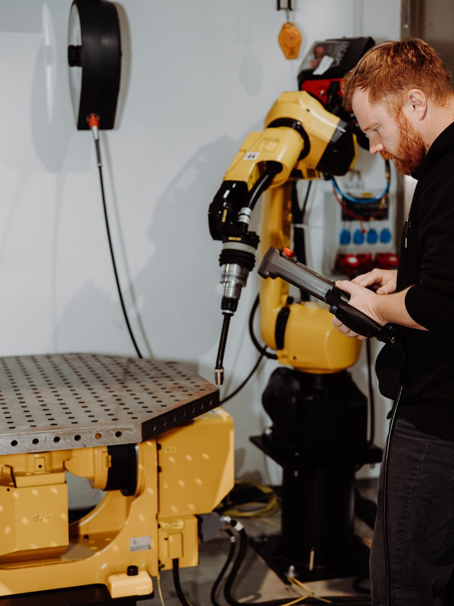WSH Roboter S: Fanuc Roboter mit Positionierer beim Einlernen