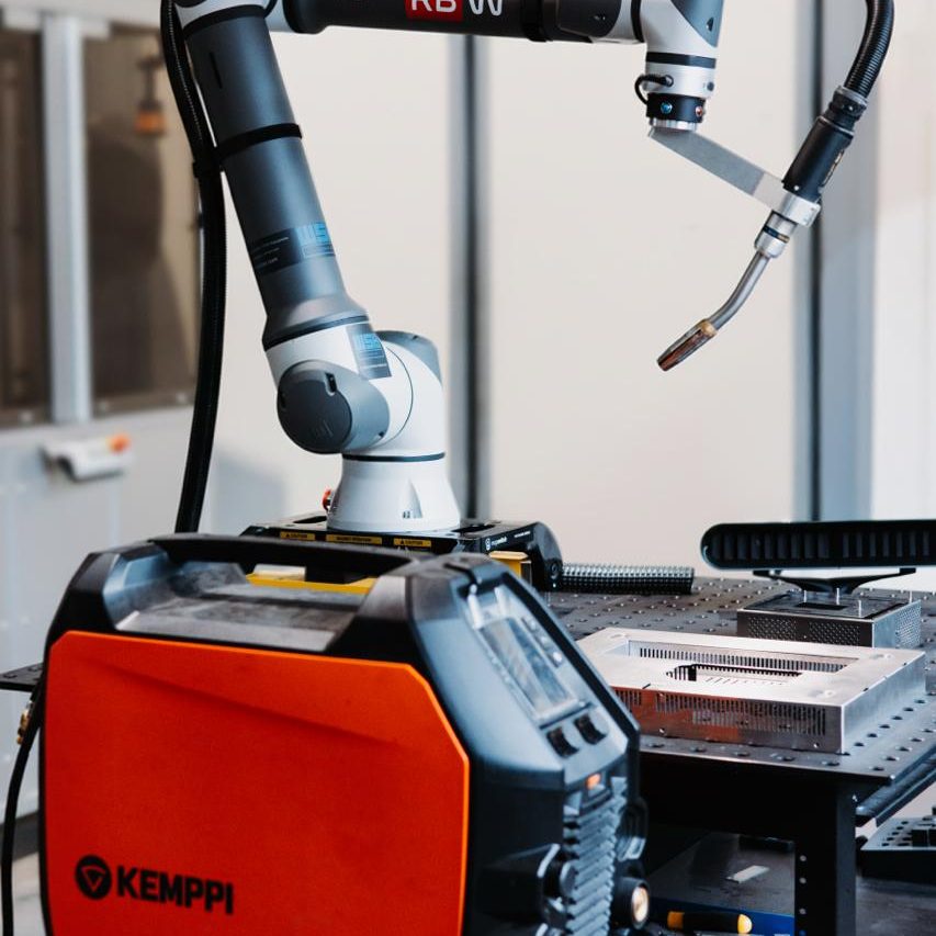 RBW Cobot mit Schweißbrenner und Kemppi Stromquelle in der Schweißzelle